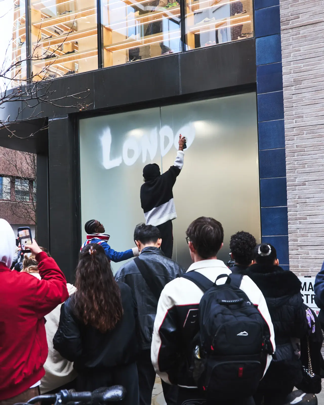 The crowd at the live window painting